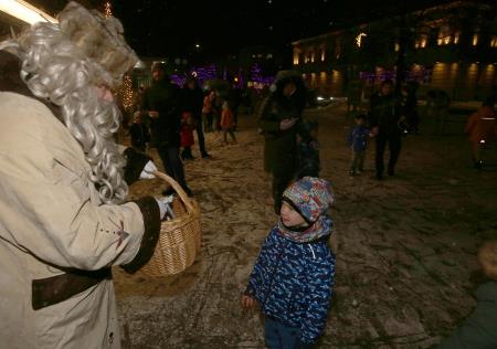 BOŽIČEK IN DEDEK MRAZ V CERKNICI 02 FOTO LJUBO VUKELIČ